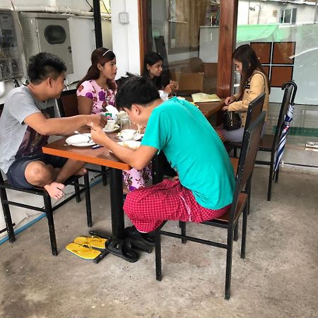 The Lodge Yangon Poshtel Esterno foto