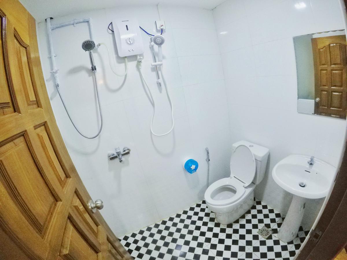The Lodge Yangon Poshtel Esterno foto