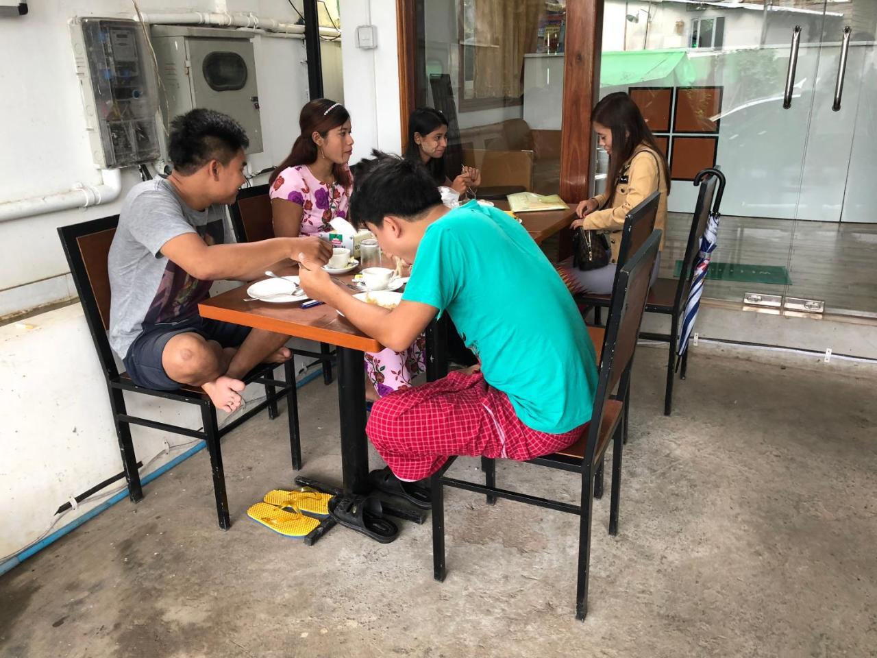 The Lodge Yangon Poshtel Esterno foto