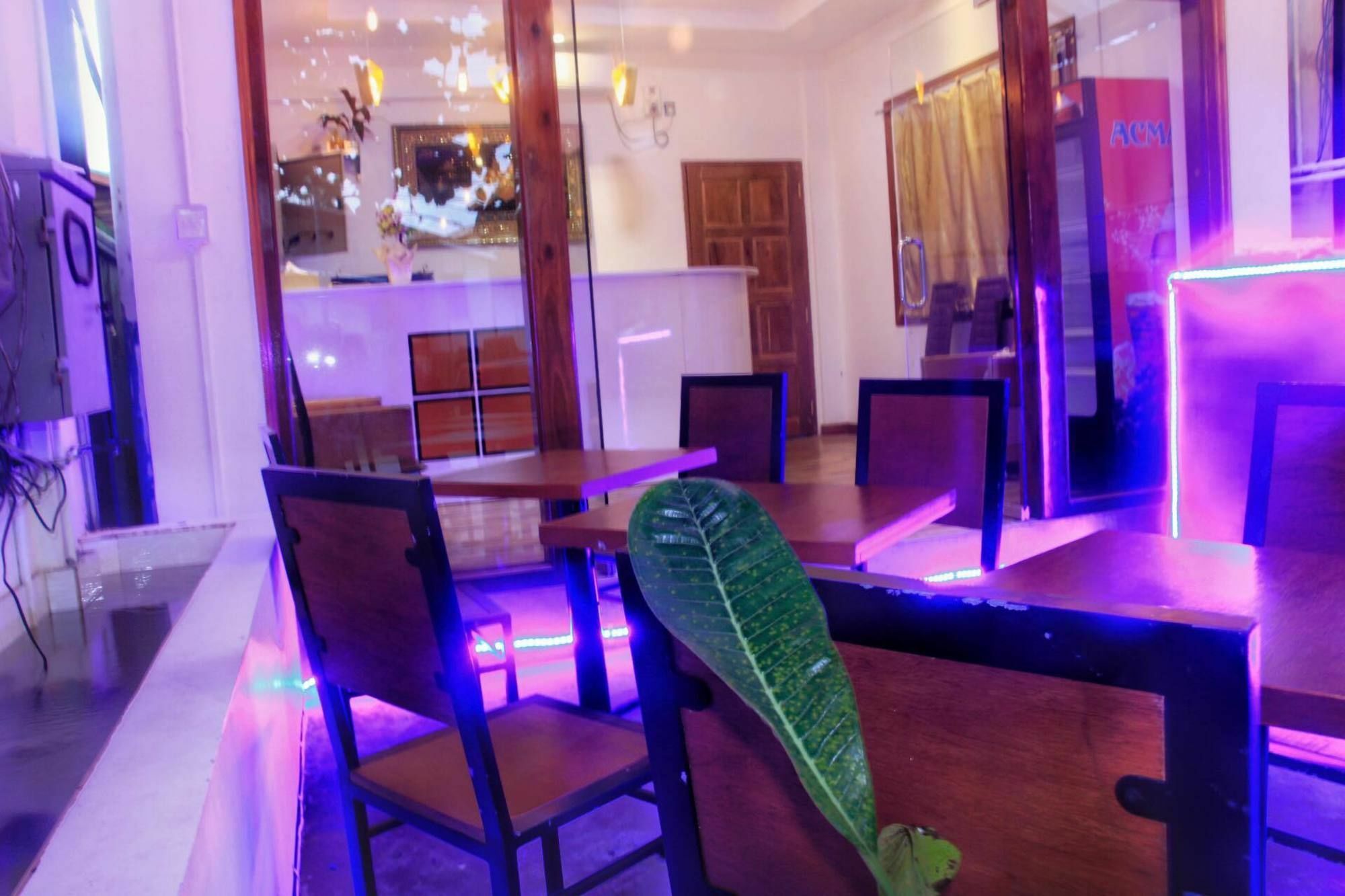 The Lodge Yangon Poshtel Esterno foto