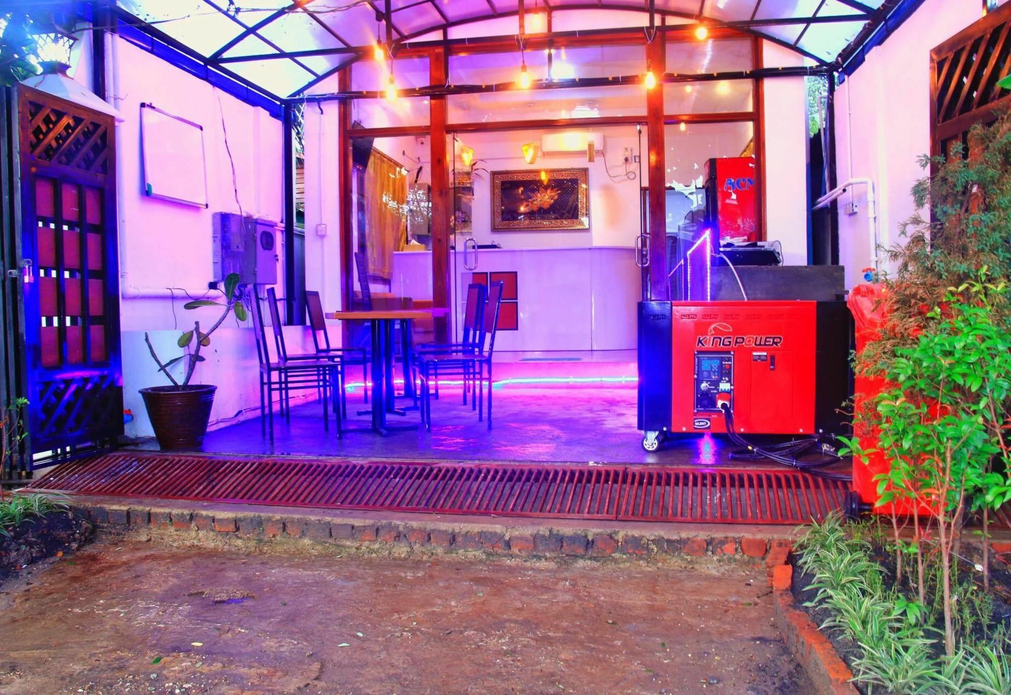 The Lodge Yangon Poshtel Esterno foto